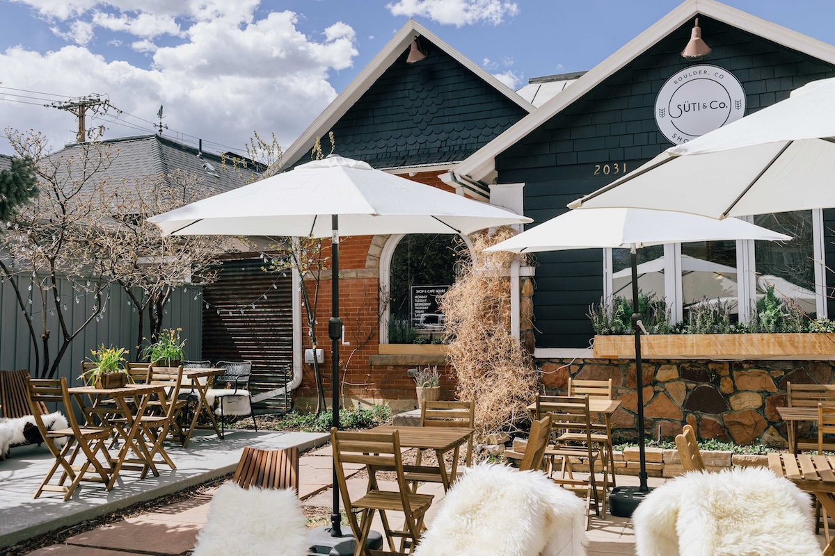 DeFilippo_Suti&Co_Spring-11_Web Suti & Co. outside seating. | Photo by Lauren Defilippo Jackson