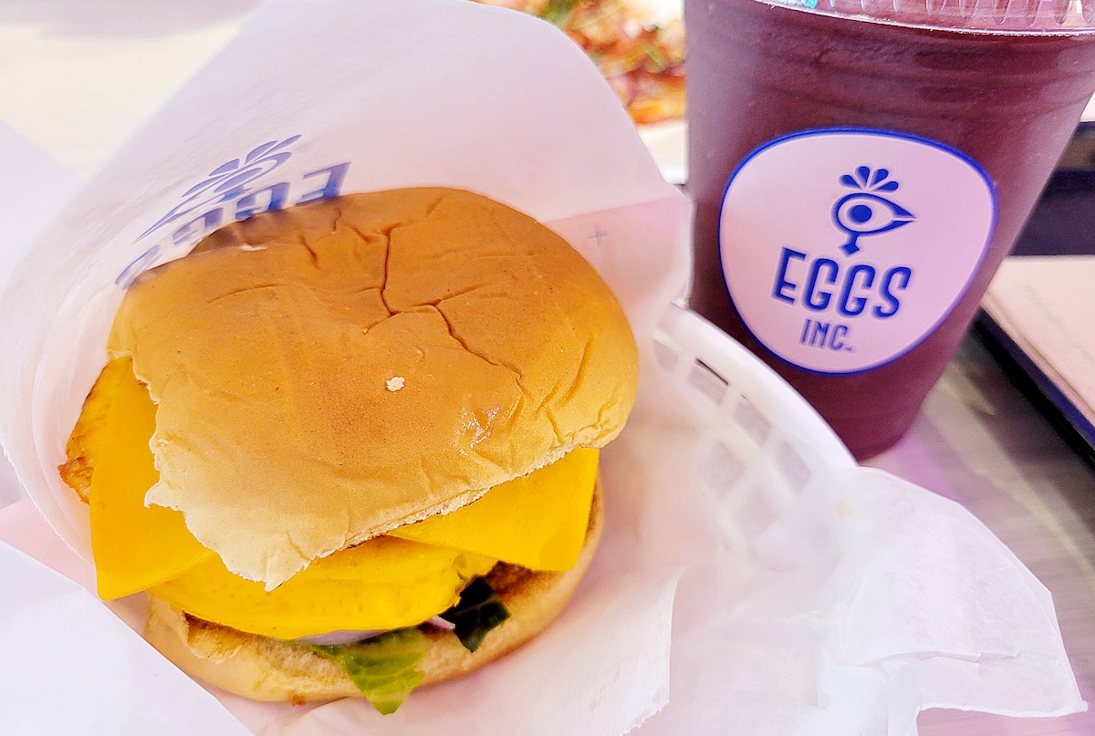 eggs_inc_spicy_bun_smoothie_by_linnea_covington The Spicy Egg Bun and a smoothie. | Photo by Linnea Covington