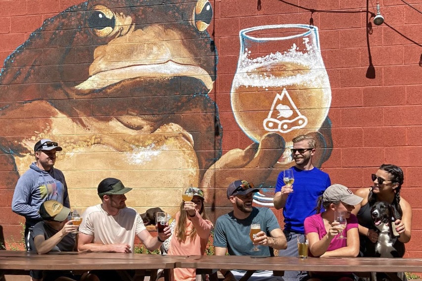 Mountain_Toad_Brewery_Patio Mountain Toad’s patio is a popular summertime hangout. | Photo by Mountain Toad Brewing